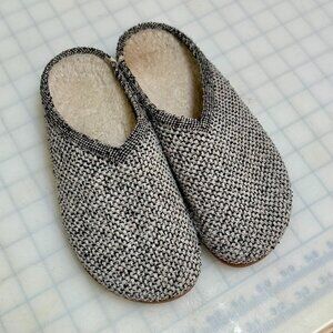 Rothys gray boucle clogs with fuzzy insole size 7